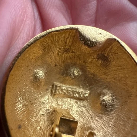 Vintage Gold tone Essex signed clip on Earrings with Rhinestones - Picture 3 of 6